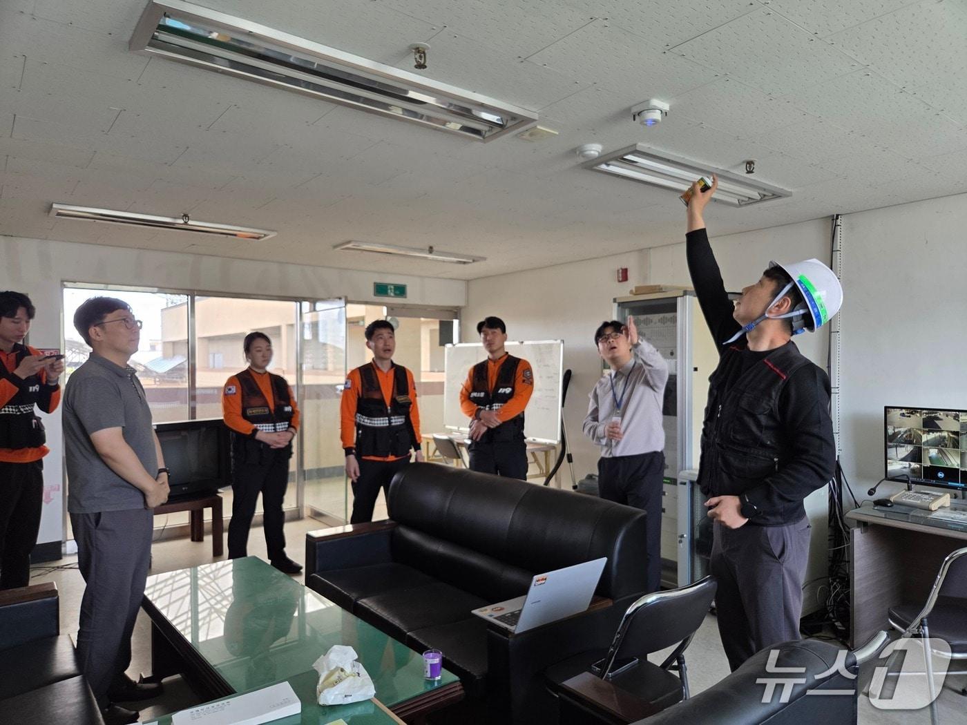 본문 이미지 -  정읍시가 화재 취약 구역인 전통시장의 안전 강화를 위해 신태인시장에 사물인터넷(IoT) 기반 스마트 화재경보장치를 설치했다.(정읍시 제공, 재판매 및 DB금지)