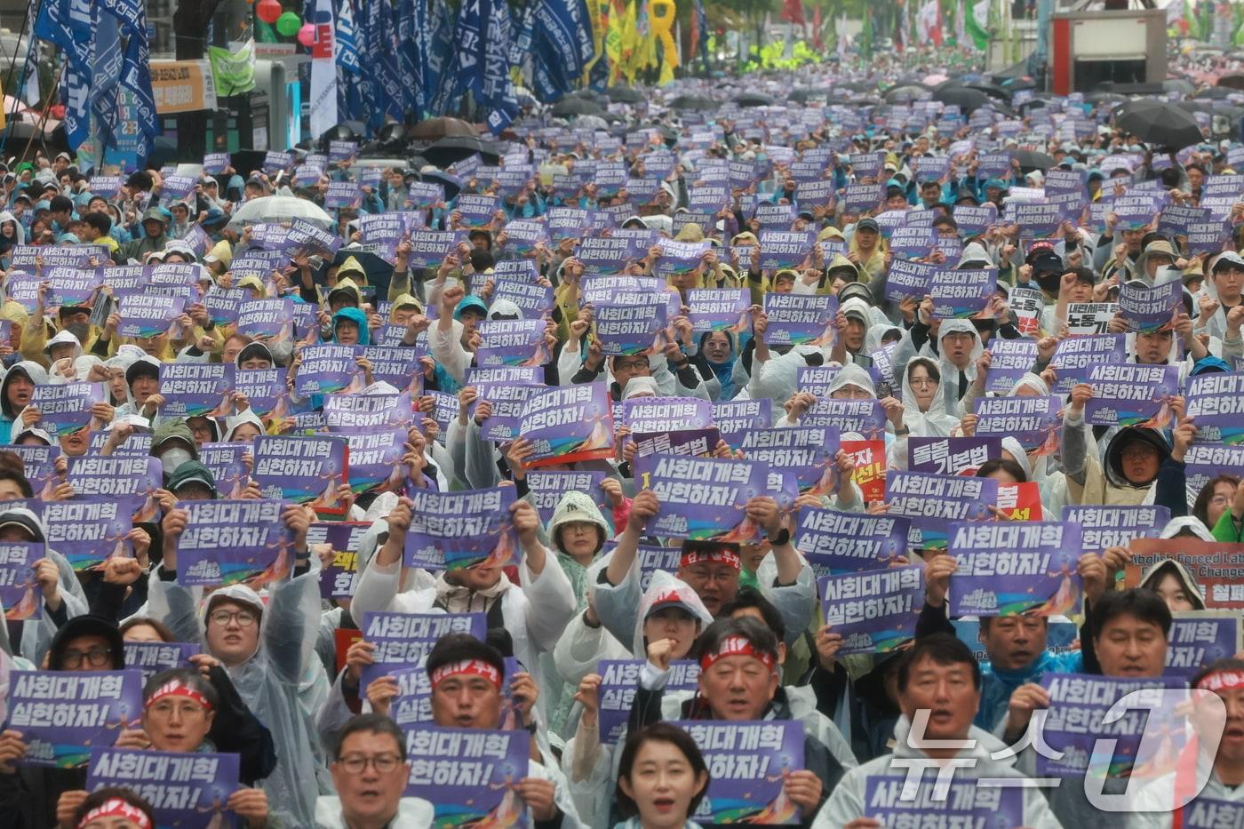 민주노총 조합원들이 1일 오후 서울 종로구 숭례문 인근에서 가진 2025 세계 노동절 대회에서 구호를 외치고 있다. 2025.5.1/뉴스1 ⓒ News1 김진환 기자