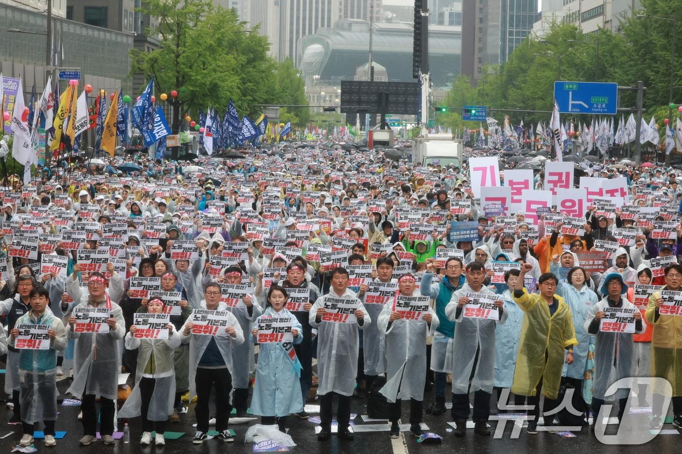 본문 이미지 - 민주노총 조합원들이 1일 오후 서울 종로구 숭례문 인근에서 가진 2025 세계 노동절 대회에서 구호를 외치고 있다. 2025.5.1 ⓒ 뉴스1 김진환 기자