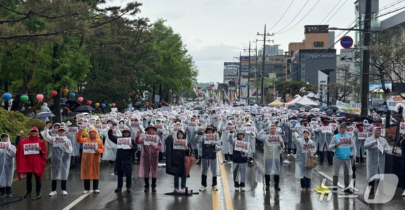 민주노총 충북본부가 1일 &#39;노동절 충북대회&#39;를 열고 &#34;모든 노동자의 노동 3권과 생존권을 쟁취하고 노동 중심의 사회 체제로 전환해야 한다&#34;고 강조했다.2025.5.1/뉴스1 이재규 기자