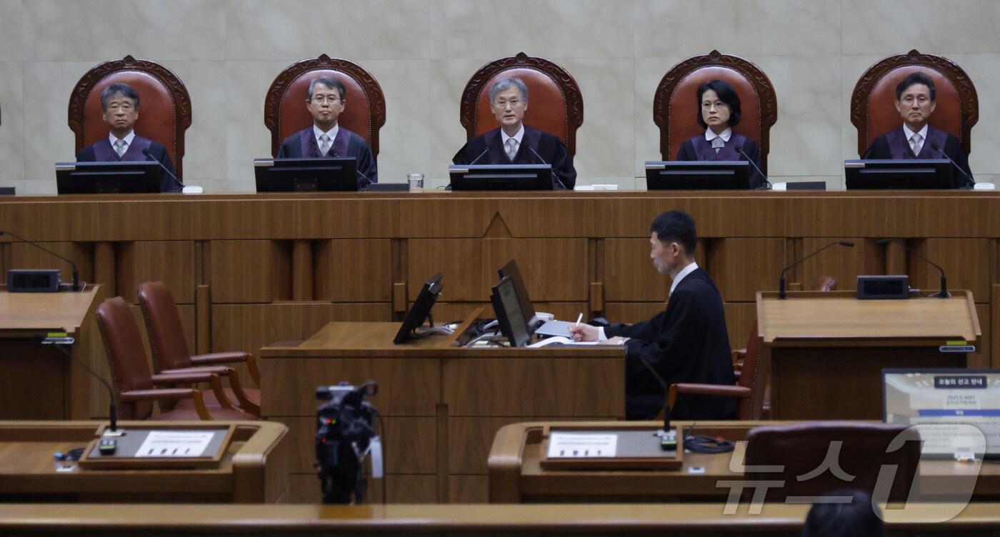 본문 이미지 - 조희대 대법원장이 1일 오후 더불어민주당 이재명 대선 후보의 공직선거법 사건 전원합의체 선고를 위해 서울 서초구 대법원 대법정에 입장해 장내 정돈을 선언하고 있다. 2025.5.1/뉴스1 ⓒ News1 사진공동취재단