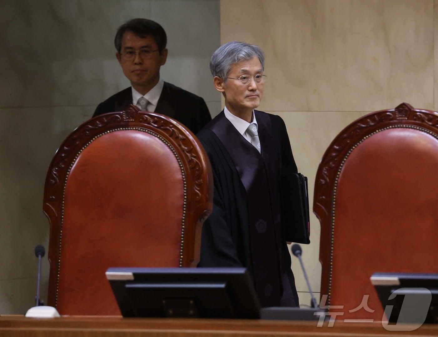 본문 이미지 - 조희대 대법원장을 비롯한 대법관들이 1일 서울 서초구 대법원에서 이재명 더불어민주당 대통령 후보의 공직선거법 위반 사건과 관련한 전원합의체 선고를 위해 대심판정에 입장하고 있다. 2025.5.1/뉴스1 ⓒ News1 사진공동취재단