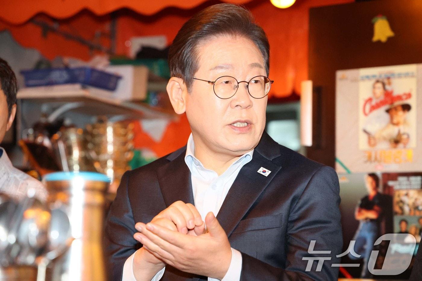 이재명 더불어민주당 대통령 후보가 1일 오후 서울 종로구 역전포장마차 종로종각점에서 열린 &#39;민생시리즈2&#39; 비전형 노동자 간담회에서 발언을 하고 있다. &#40;공동취재&#41; 2025.5.1/뉴스1 ⓒ News1 이재명 기자