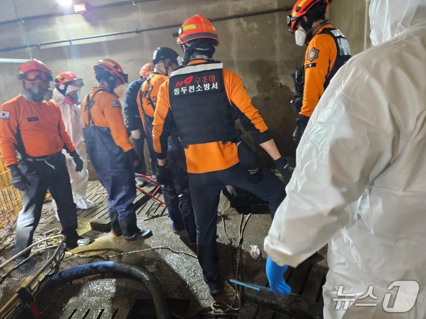 본문 이미지 - 소방 당국이 1일 경기 양주시 남면 양돈농장에서 분뇨 저장소에 빠진 40대 남성을 구조하는 모습.(양주소방서 제공. 재판매 및 DB 금지)/뉴스1