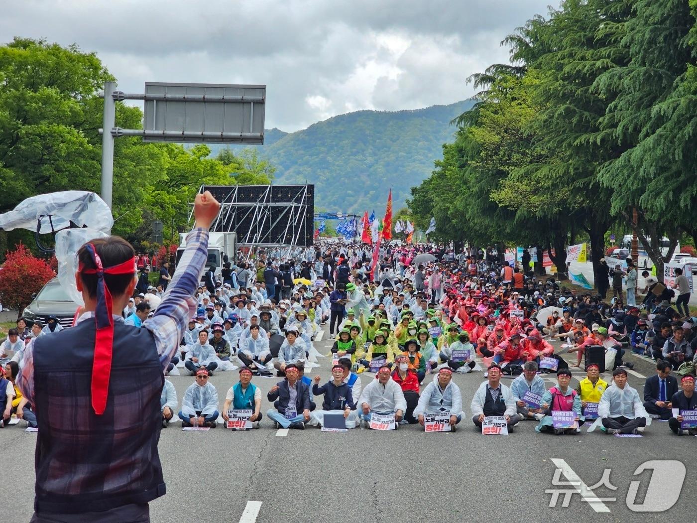 본문 이미지 - 민주노총 경남본부가 1일 오후 경남 창원시 성산구 용호동 최윤덕 동상 앞 중앙대로에서 노동절 집회를 열고 있다. ⓒ 뉴스1 박민석 기자