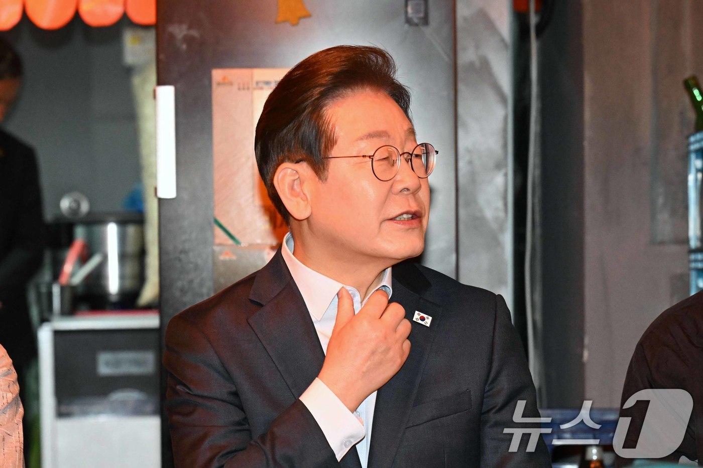 이재명 더불어민주당 대통령 후보가 1일 오후 서울 종로구 한 음식점에서 열린 &#39;민생시리즈2&#39; 비전형 노동자 간담회에서 참석자들의 발언을 듣고 있다. &#40;공동취재&#41; 2025.5.1/뉴스1 ⓒ News1 이재명 기자