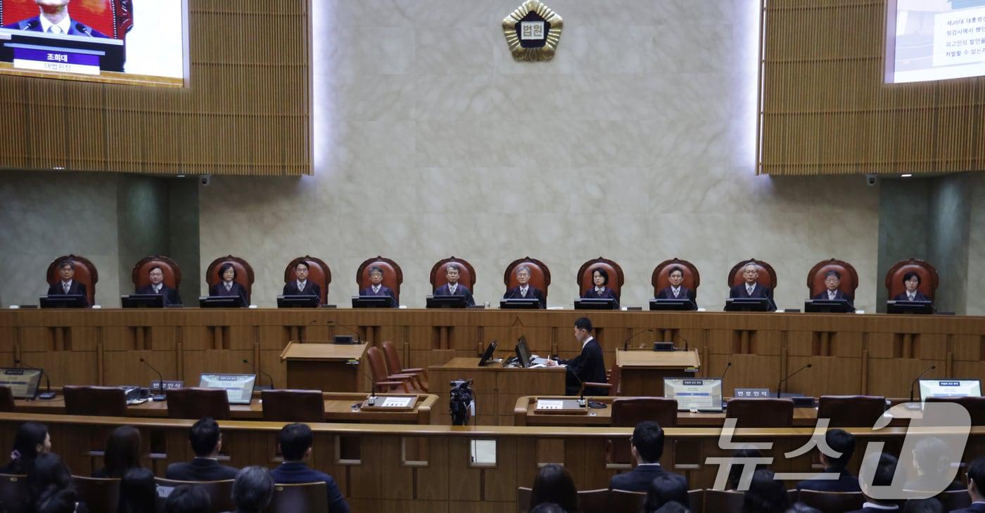 본문 이미지 - 조희대 대법원장을 비롯한 대법관들이 1일 오후 더불어민주당 이재명 대통령 후보의 공직선거법 사건 전원합의체 선고를 위해 서울 서초구 대법원 대법정에 입장해 자리에 앉아 있다. 2025.5.01/뉴스1 ⓒ News1 사진공동취재단