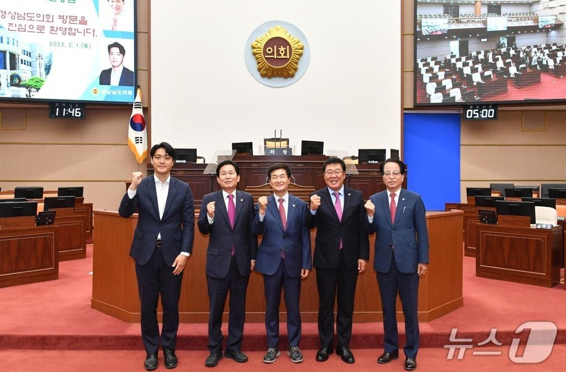 본문 이미지 - 부산·경남 행정통합특위 회동 참석 의원들이 경남도의회에서 기념사진을 찍고 있다.&#40;부산시의회 제공. 재판매 및 DB 금지&#41;