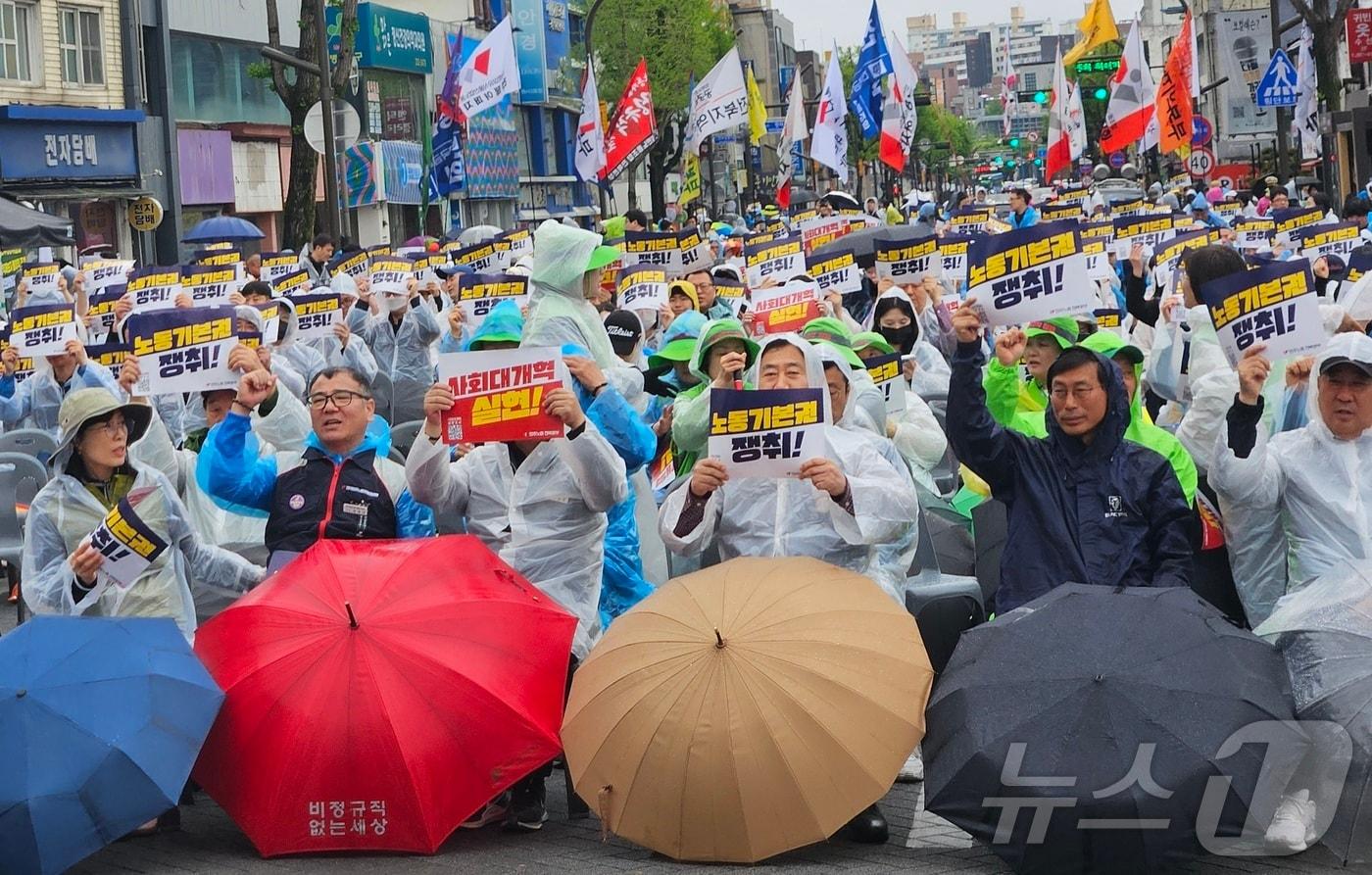 민주노총 전북본부는 근로자의 날인 1일 오후 2시께 전주시 객사에서 &#39;2025 세계노동절대회&#39;를 개최했다. 2025.5.1/뉴스1 ⓒ News1 신준수 기자