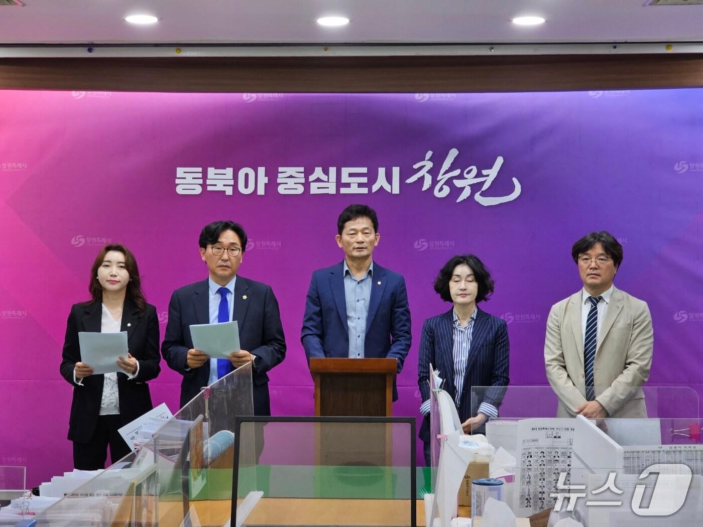 본문 이미지 - 허성무 전 시장에 대한 사화·대상공원 특례사업 수사의뢰에 대해 검찰이 무혐의 처분을 내린 가운데 창원시의회 민주당 의원단이 1일 창원시청 프레스센터에서 기자회견을 열고 국민의힘 의원들에게 사과를 촉구하고 있다. ⓒ 뉴스1 박민석 기자