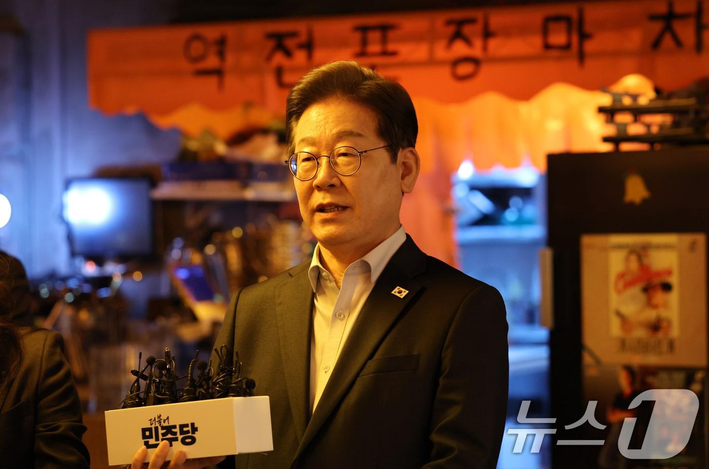 이재명 더불어민주당 대통령 후보가 1일 오후 서울 종로구 한 음식점에서 열린 '민생시리즈2' 비전형 노동자 간담회를 마친 후 공직선거법 위반과 관련한 대법원 선고 질문에 답변하고 있다. (공동취재) 2025.5.1/뉴스1 ⓒ News1 이재명 기자