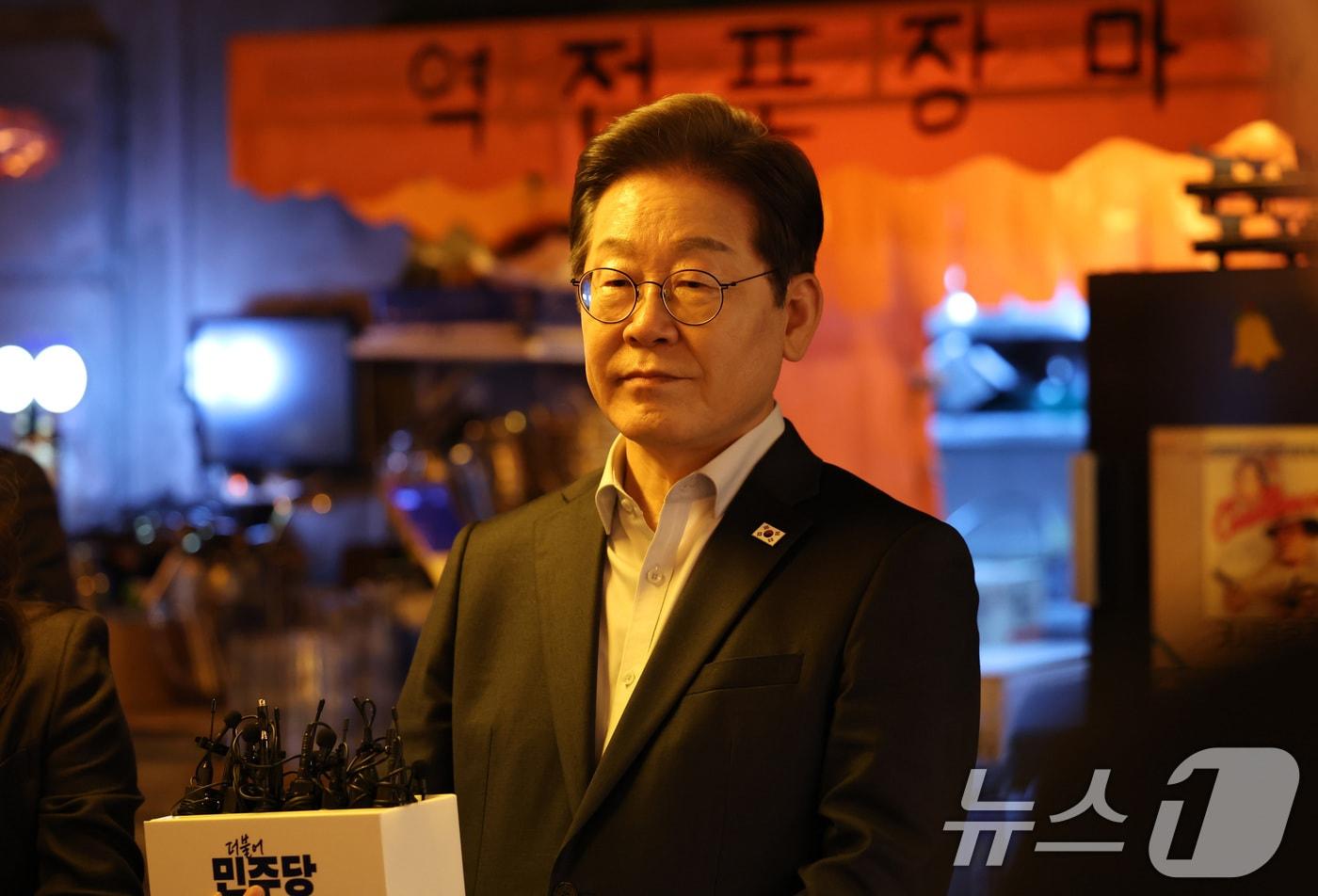 더불어민주당 이재명 대통령 후보가 노동절인 1일 오후 서울 종로구 삼일대로 한 식당에서 열린 민생시리즈2 를 마치고 대법원이 공직선거법 위반과 관련한 2심 판결을 파기 환송한데 대한 기자의 질문에 답하고 있다. 2025.5.1/뉴스1 ⓒ News1 이재명 기자