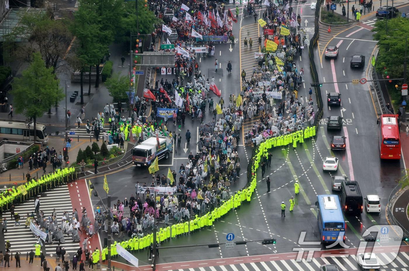 본문 이미지 - 2025 세계 노동절 대회 당시 민주노총 조합원들이 숭례문 일대 도로를 행진하는 모습. 2025.5.1 ⓒ 뉴스1 김진환 기자