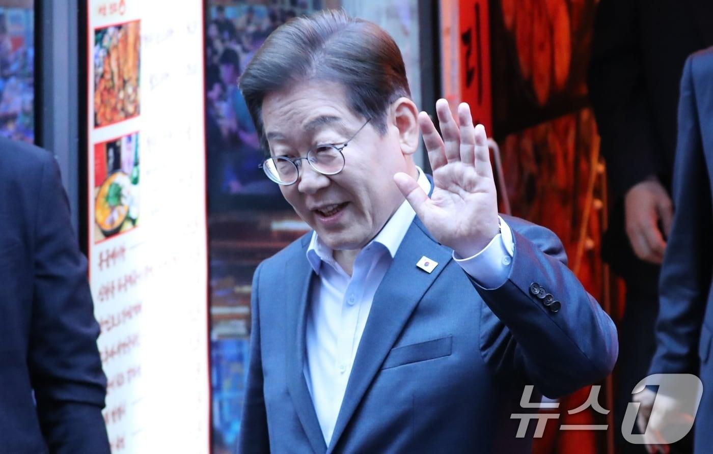 이재명 더불어민주당 대통령 후보가 1일 오후 서울 종로구 한 음식점에서 열린 &#39;민생시리즈2&#39; 비전형 노동자 간담회를 마친 후 차량으로 향하고 있다. &#40;공동취재&#41; 2025.5.1/뉴스1 ⓒ News1 이재명 기자