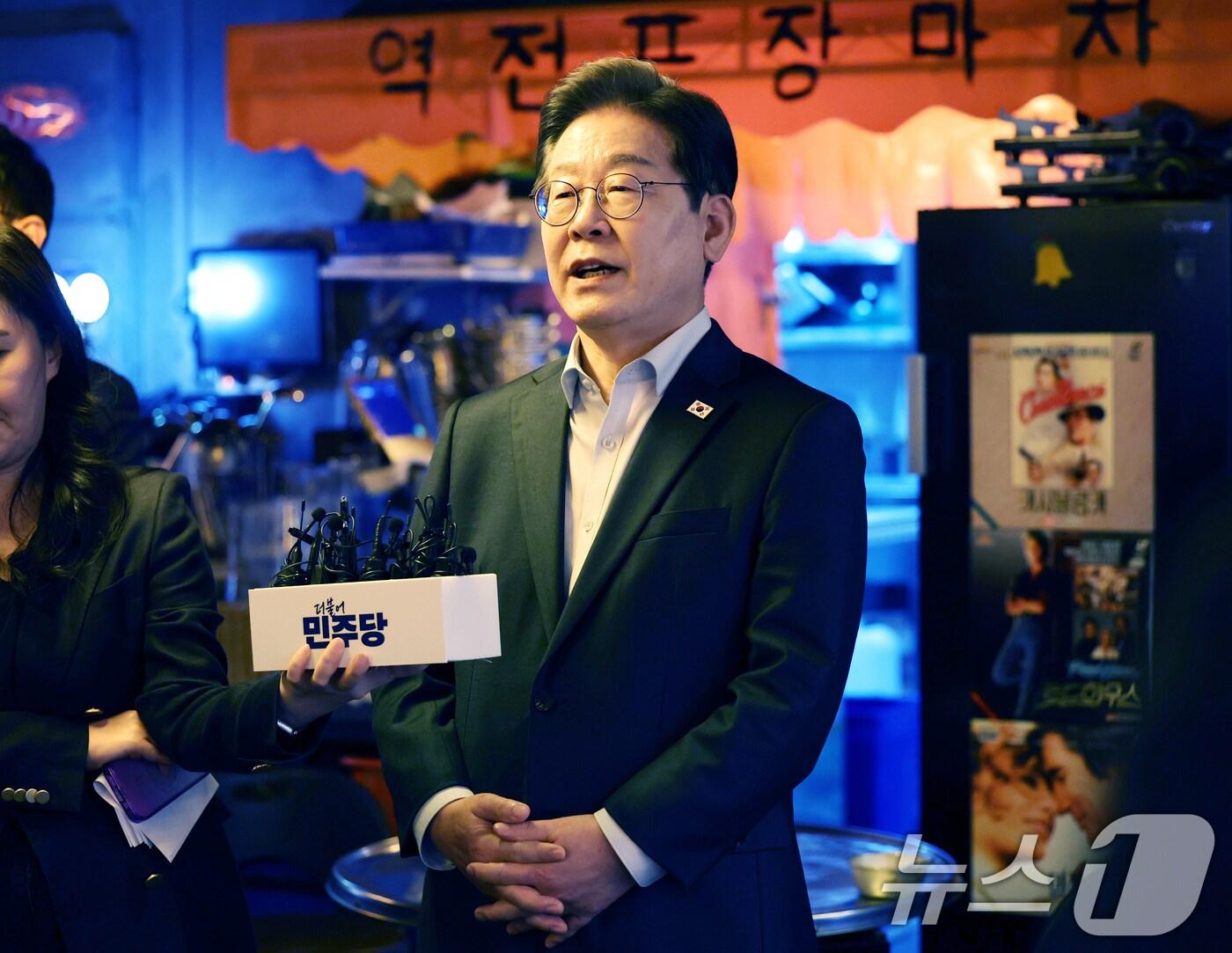 본문 이미지 - 이재명 더불어민주당 대통령 후보가 1일 오후 서울 종로구 한 음식점에서 열린 '민생시리즈2' 비전형 노동자 간담회를 마친 후 공직선거법 위반과 관련한 대법원 선고 질문에 답변하고 있다. (공동취재) 2025.5.1/뉴스1 ⓒ News1 이재명 기자