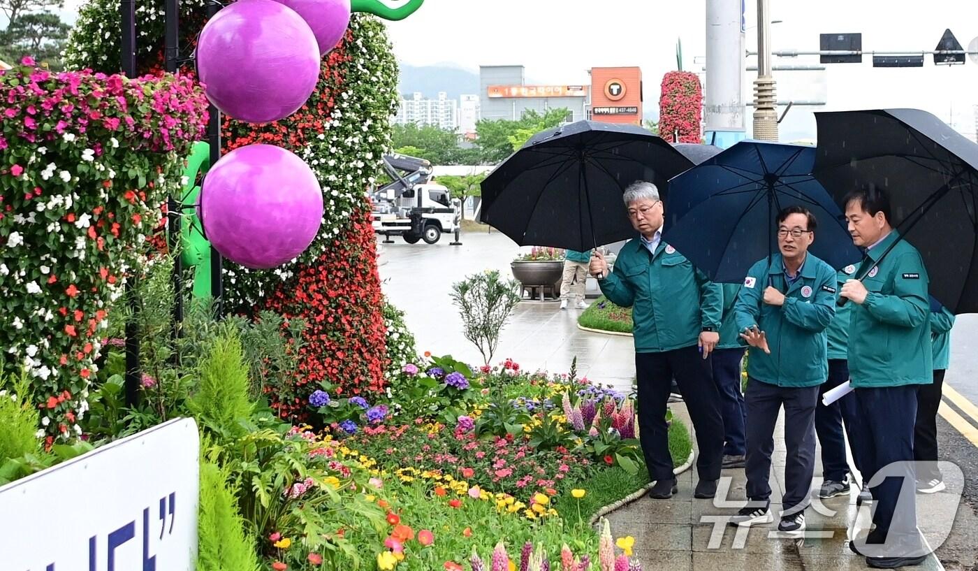 배낙호 경북 김천시장이 1일 제63회 경북도민체육대회 막바지 준비상황 점검을 하고 있다. 경북도민체육대회는 오는 5월 9일에서 12일까지 4일간 김천종합운동장 및 종목별 경기장에서 개최된다. /뉴스1 2025.5.1/뉴스1 ⓒ News1 정우용 기자