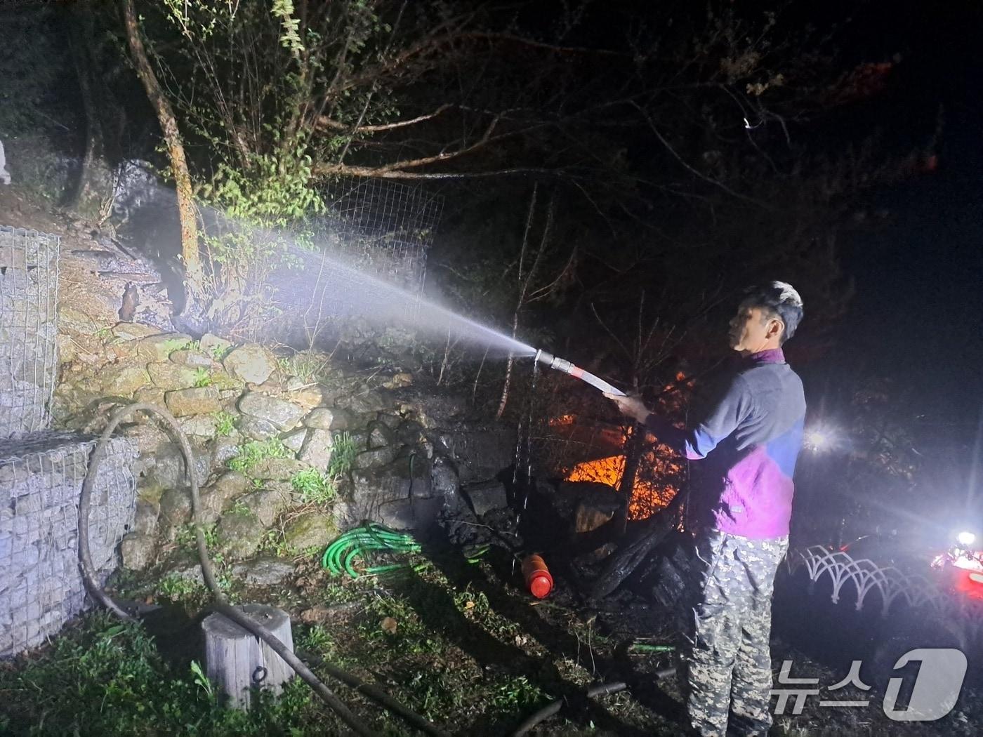 본문 이미지 - 비상소화장치를 활용해 산불을 진압하고 있는 전북 남원시 산내면 와운마을 공성훈 이장.(전북자치도 소방본부 제공. 재판매 및 DB 금지)/뉴스1