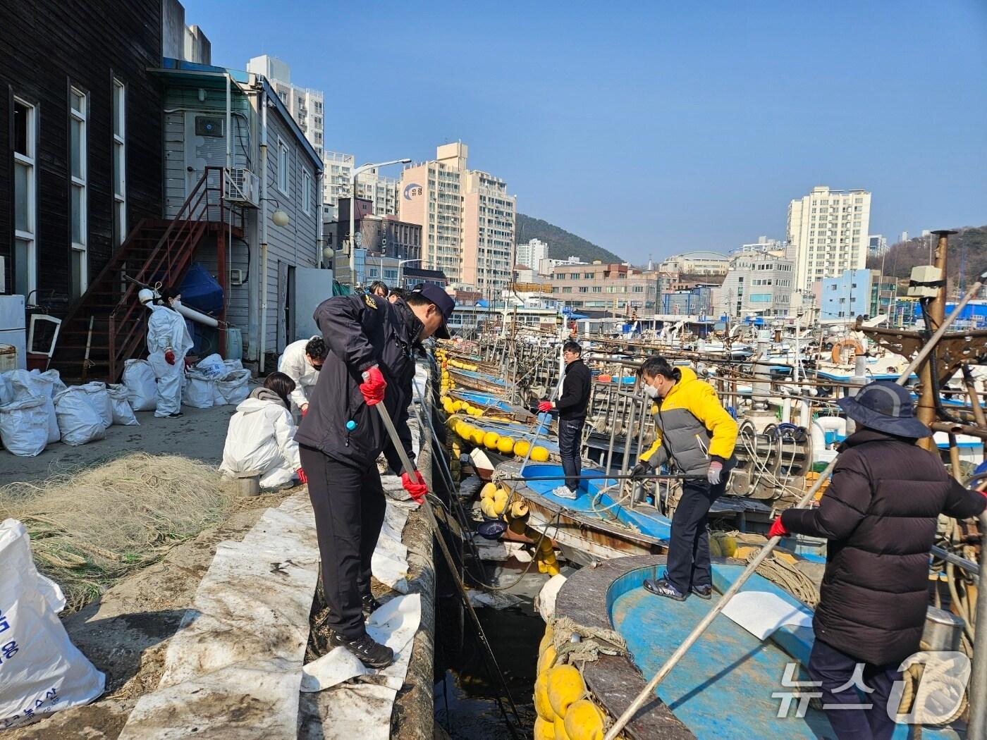 본문 이미지 - 해경이 해양오염 지역에서 방제 작업을 하고 있다.(부산해경 제공.재판매 및 DB 금지)