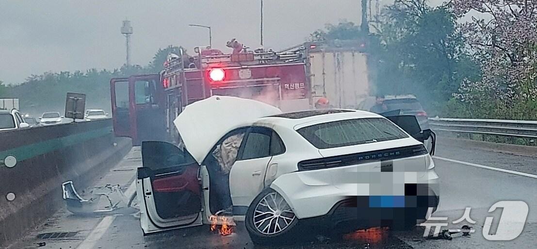 본문 이미지 - 사고 현장 모습.(전북소방 제공. 재판매 및 DB금지)