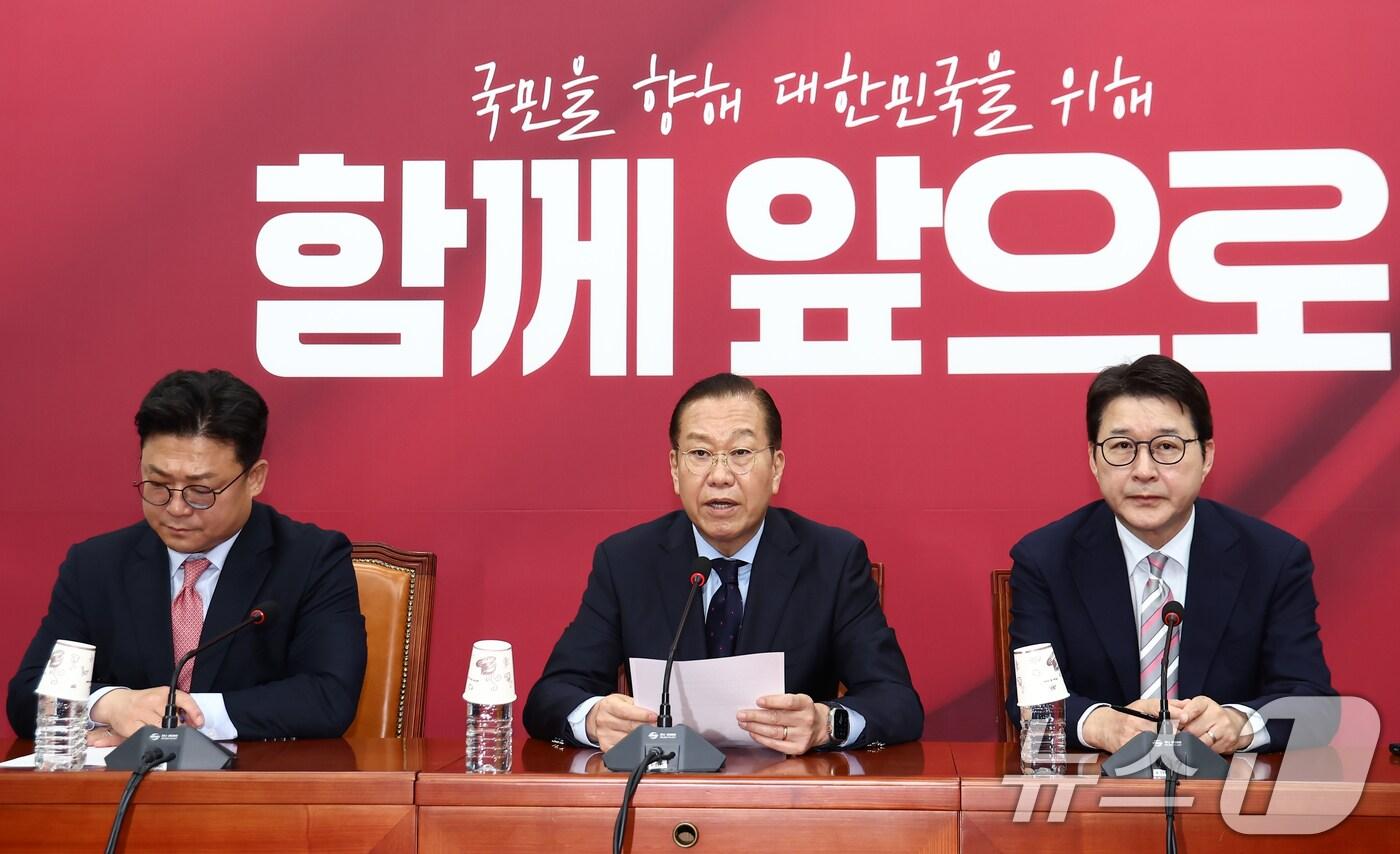 권영세 국민의힘 비상대책위원장이 1일 서울 여의도 국회에서 이재명 더불어민주당 대통령 후보 선거법 위반 대법원 파기환송 판결 관련 기자회견을 하고 있다. 2025.5.1/뉴스1 ⓒ News1 김민지 기자