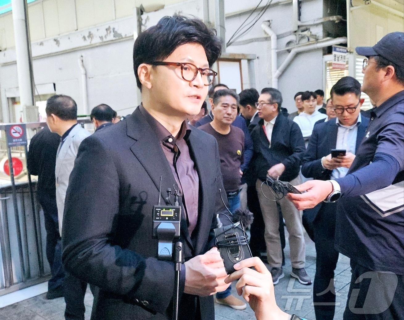 본문 이미지 - 국민의힘 대선 후보 선출을 이틀 앞둔 1일 한동훈 국민의힘 대선 경선 후보가 대구 중구 대신동 서문시장을 찾아 취재진 질문에 답하고 있다. 2025.5.1/뉴스1 ⓒ News1 남승렬 기자