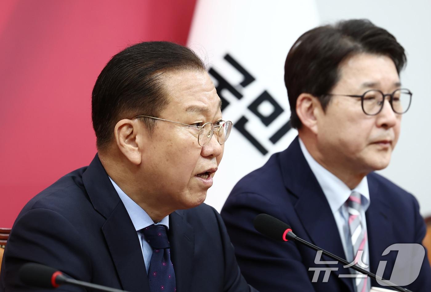 권영세 국민의힘 비상대책위원장이 1일 서울 여의도 국회에서 이재명 더불어민주당 대통령 후보 선거법 위반 대법원 파기환송 판결 관련 기자회견을 하고 있다. 2025.5.1/뉴스1 ⓒ News1 김민지 기자