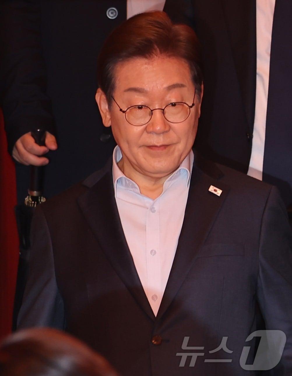 본문 이미지 - 이재명 더불어민주당 대통령 후보가 1일 서울 종로구의 한 포차 식당에서 '당신의 하루를 만드는, 보이지 않는 영웅들'이란 주제로 열린 배달 라이더, 택배 기사 등 비(非)전형 노동자들과 간담회를 마치고 나오고 있다. (공동취재) 2025.5.1/뉴스1 ⓒ News1 이재명 기자