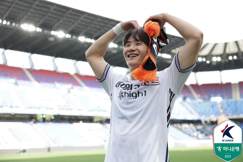 본문 이미지 - 울산전서 K리그 데뷔골을 터뜨린 뒤 기뻐하는 신민하&#40;한국프로축구연맹 제공&#41; 