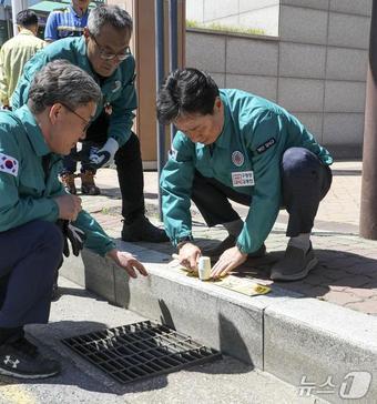 본문 이미지 - 김형찬(사진 오른쪽) 강서구청장이 침수 피해 예방 현장점검을 하고 있다.(강서구청 제공. 재판매 및 DB 금지)
