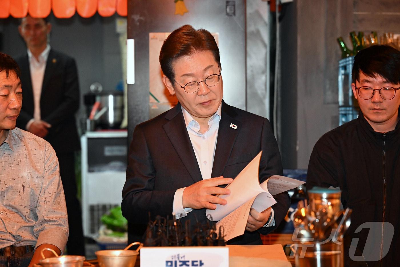 이재명 더불어민주당 대통령 후보가 1일 서울 종로구의 한 음식점에서 열린 비전형 노동자 간담회에 참석해 자료를 살피고 있다. &#40;공동취재&#41; 2025.5.1/뉴스1 ⓒ News1 이재명 기자