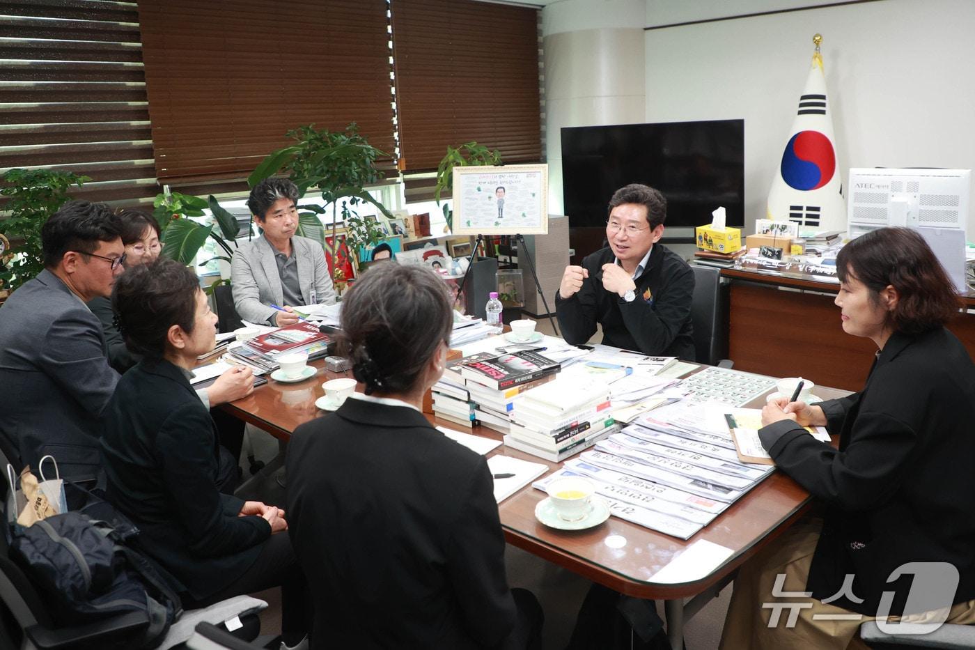 이상일 시장&#40;가운데&#41;이 지난달 30일 미국 윌리엄슨 카운티 경제개발청 관계자들과 기업과 대학의 협력방안을 논의하고 있는 모습.&#40;용인시 제공&#41;