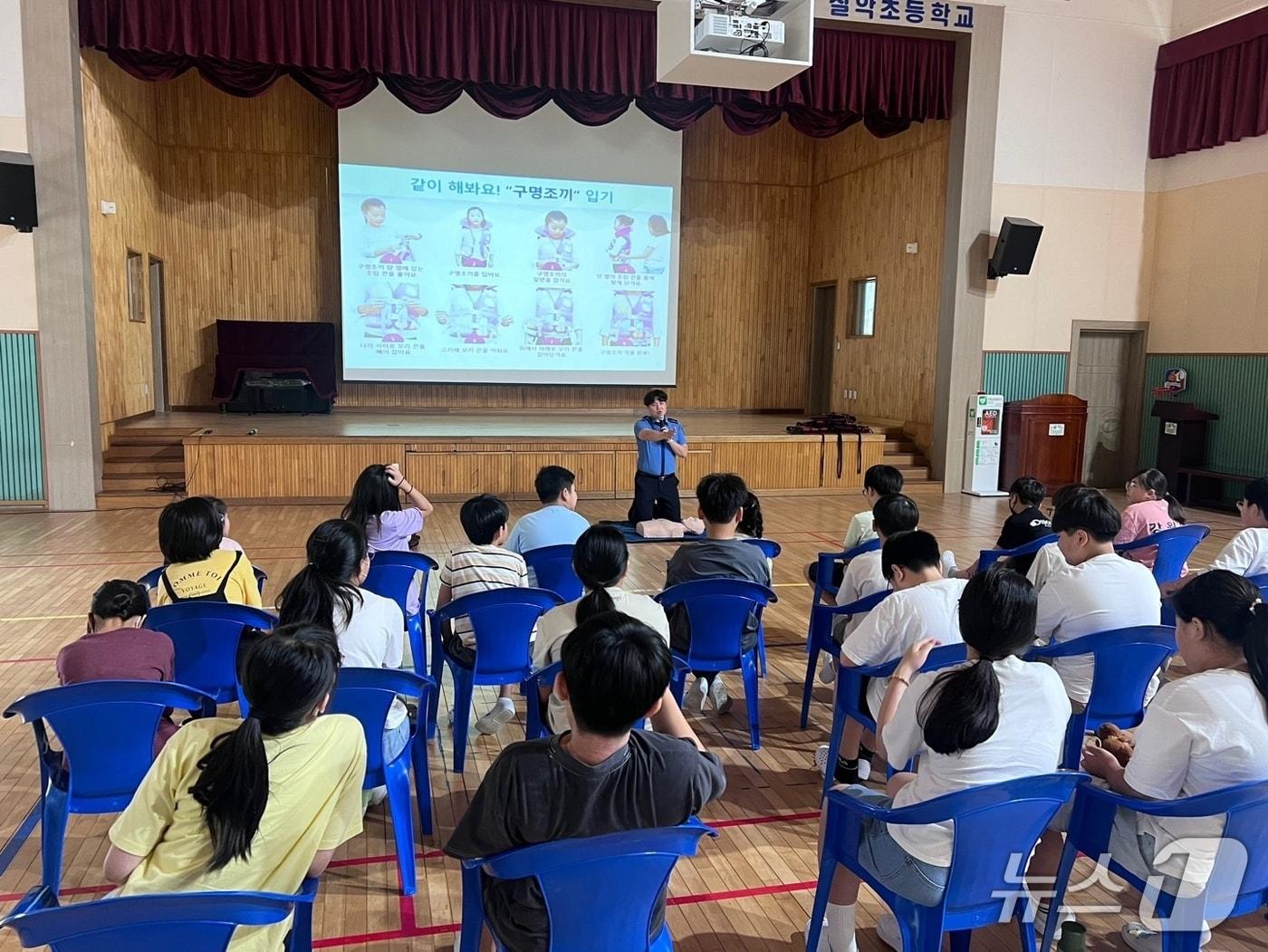 본문 이미지 - 속초해경 2025 연안안전교실 운영 시작.(속초해경 제공, 재판매 및 DB 금지) 2025.5.1/뉴스1