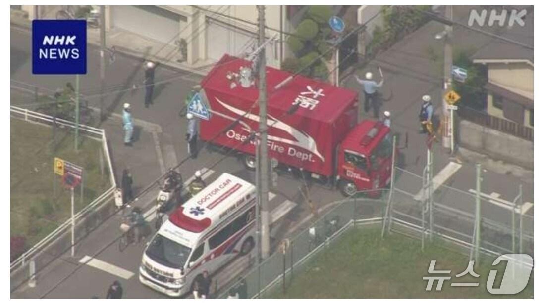 본문 이미지 - 1일 오후 일본 오사카 니시나리구의 한 초등학교 인근에서 초등생 7명이 차에 치여 다친 사고와 관련해 20대 차량 운전자가 살인 미수 혐의로 체포됐다. 출처: NHK 보도 화면 캡처