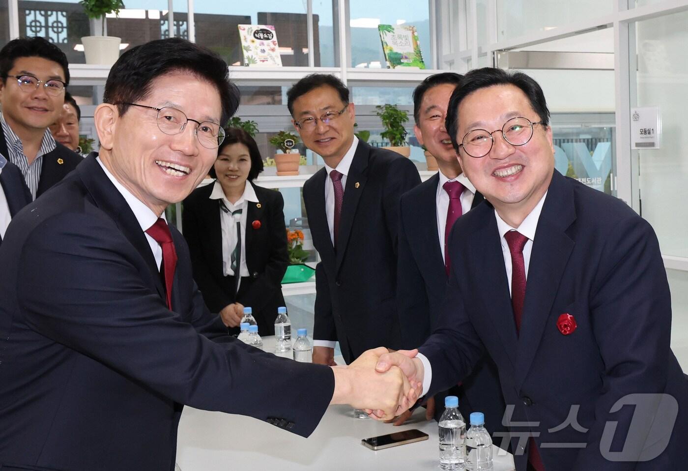 김문수 국민의힘 대선 경선 후보가 1일 대전 동구 동대전도서관에서 이장우 대전시장과 악수하고 있다. 2025.5.1/뉴스1 ⓒ News1 김기태 기자