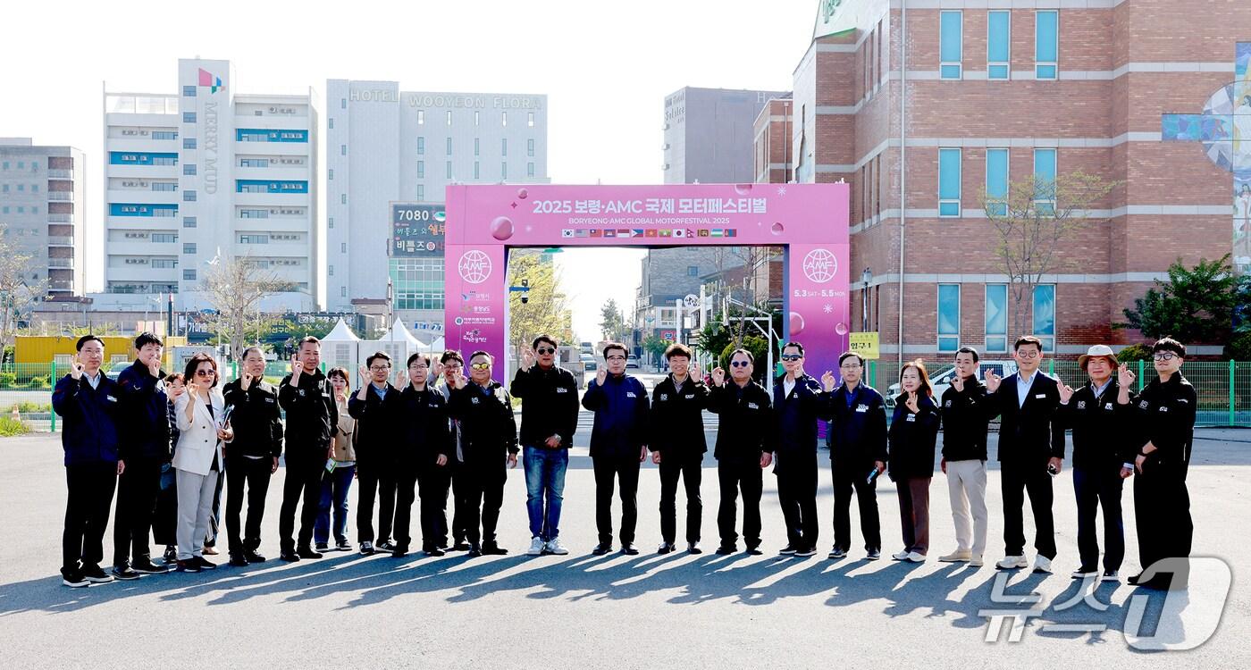 본문 이미지 - 김동일 시장과 점검단이 국제 모터페스티벌 현장 점검을 마치고 파이팅을 하고 있다 .(보령시 제공, 재판매 및 DB 금지)/뉴스1