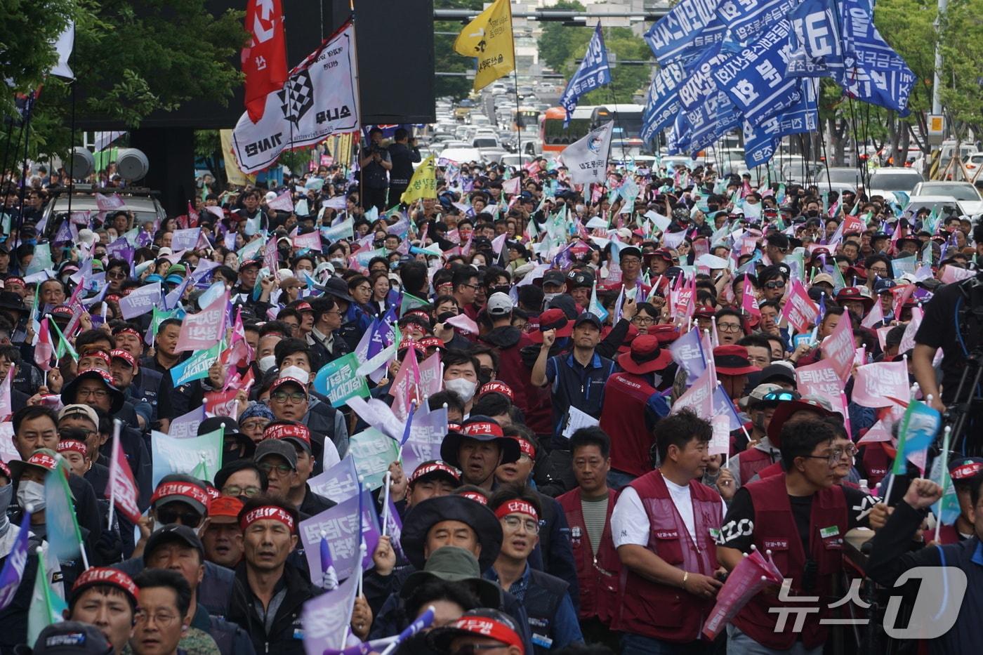 민주노총 울산본부 관계자들이 1일 울산시 남구 번영로에서 세계노동절 울산대회 집회를 하고 있다. &#40;민주노총 울산본부 제공. 재판매 및 DB 금지&#41; /뉴스1