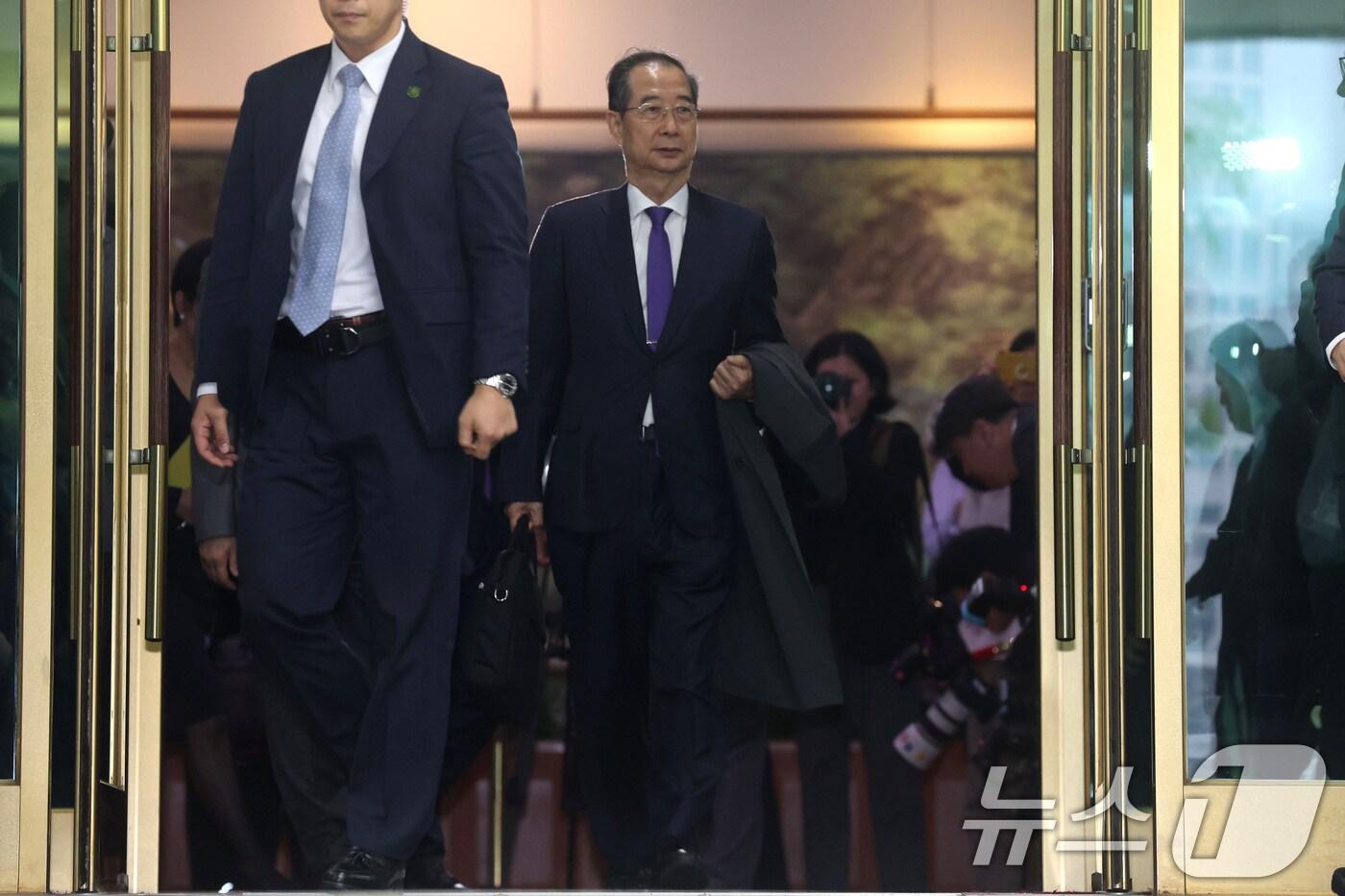 한덕수 당시 대통령 권한대행 국무총리가 지난 5월 1일 오후 서울 종로구 정부서울청사에서 대국민담화를 통해 사퇴를 표명한 뒤 청사를 나서고 있다. (공동취재) 2025.5.1/뉴스1 ⓒ News1 임세영 기자