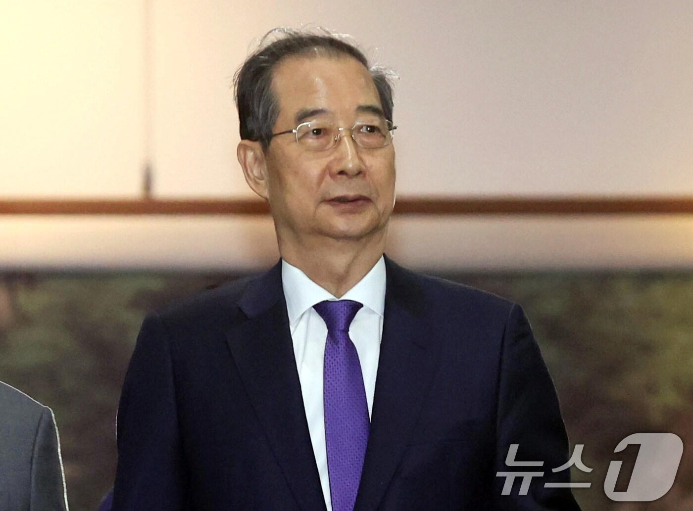 본문 이미지 - 한덕수 대통령 권한대행 국무총리가 1일 오후 서울 종로구 정부서울청사에서 대국민담화를 통해 사퇴를 표명한 뒤 청사를 나서고 있다. &#40;공동취재&#41; 2025.5.1/뉴스1 ⓒ News1 임세영 기자