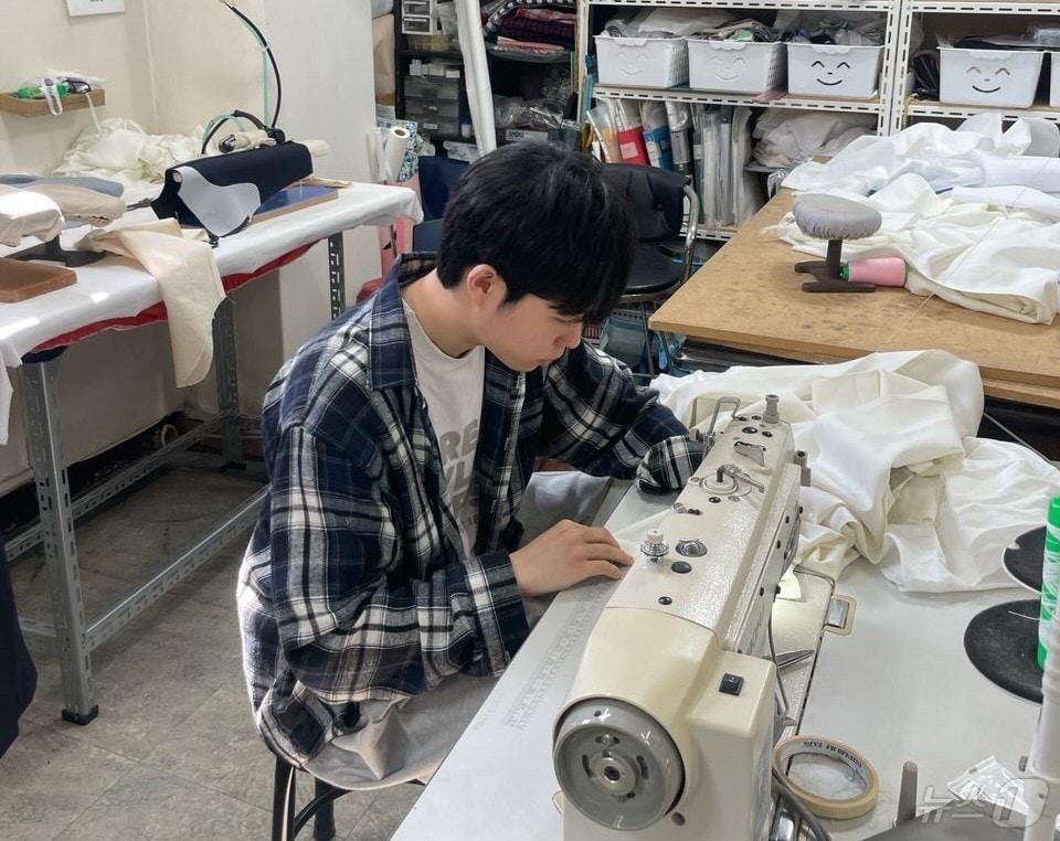 본문 이미지 - 광주기능경기대회서 인문계 학생으로 금메달을 딴 전남고 3학년 곽승우군이 작업실에서 옷을 만들고 있다. ⓒ News1 서충섭 기자