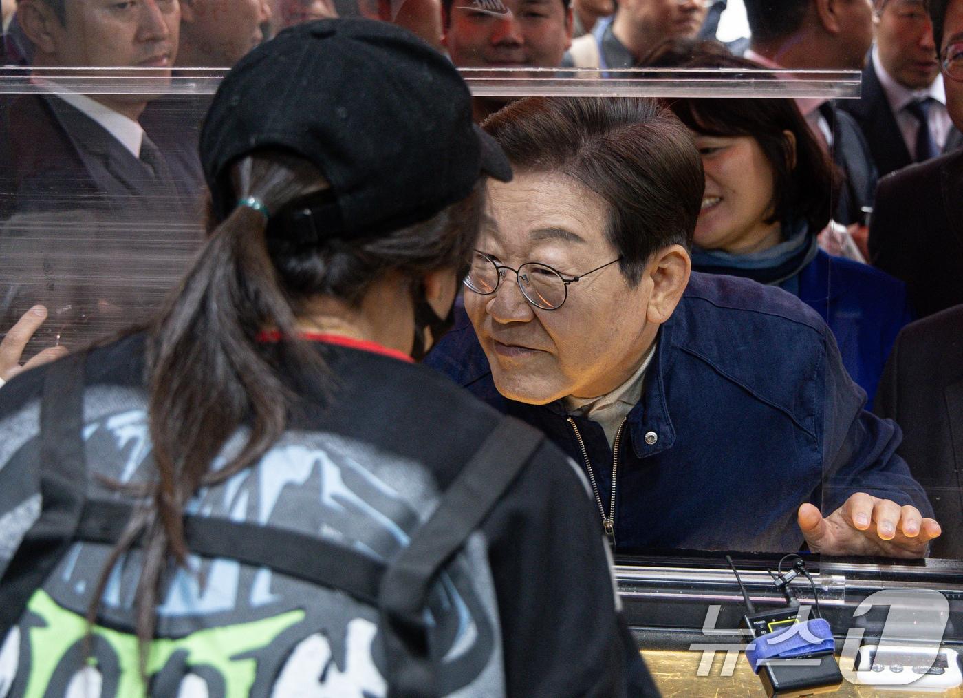 본문 이미지 - 이재명 더불어민주당 대통령 후보가 1일 오후 경기도 포천시 신읍사거리 일대에서 치킨집 사장과 대화를 하고 있다. 2025.5.1/뉴스1 ⓒ News1 이재명 기자