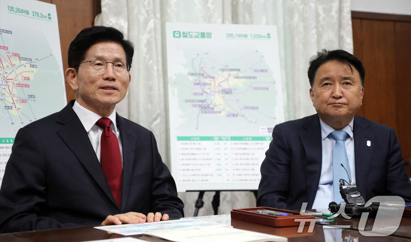 본문 이미지 - 김문수 국민의힘 대선 경선 후보가 1일 충북도청에서 김영환 지사를 만나 지역 현안을 듣고 있다. 2025.5.1/뉴스1 ⓒ News1 김용빈 기자