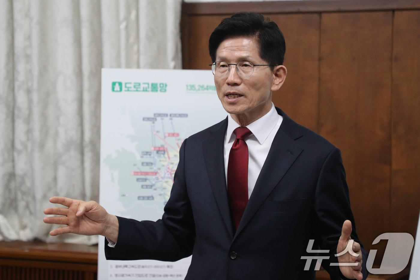 김문수 국민의힘 대선 경선 후보가 1일 충북도청에서 취재진 질문에 답하고 있다. 2025.5.1/뉴스1 ⓒ News1 김용빈 기자