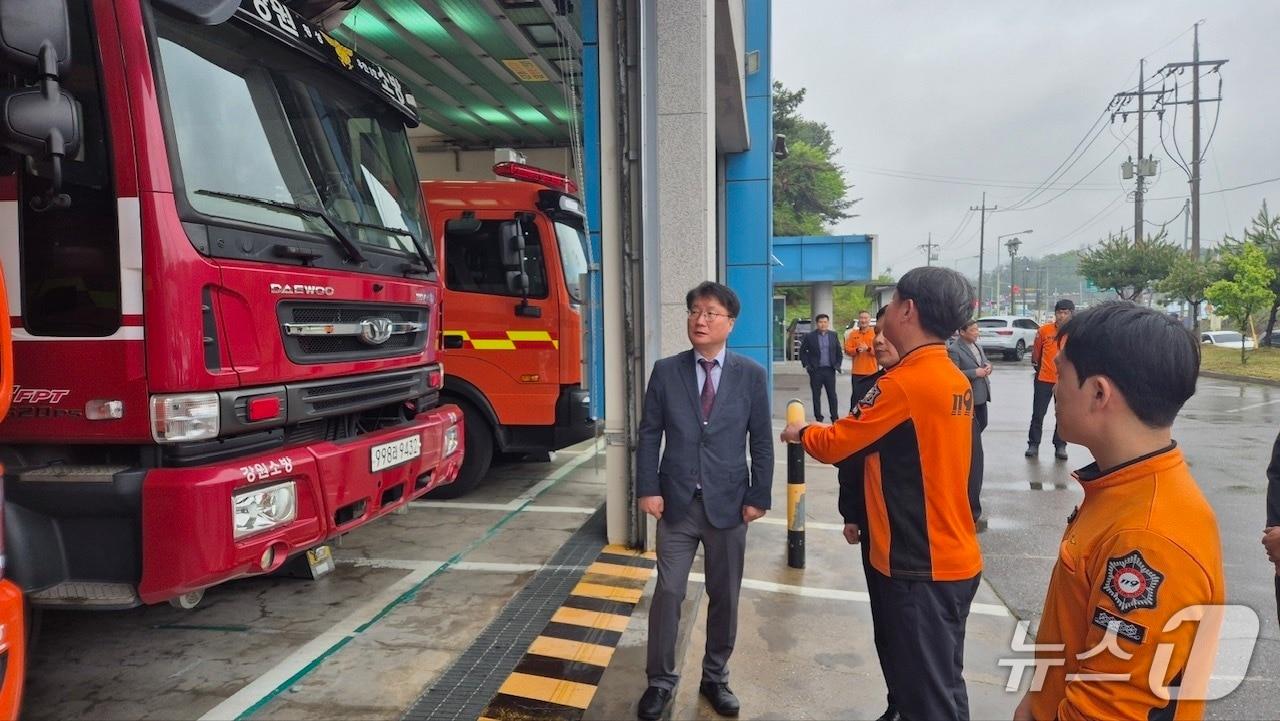 본문 이미지 - 여중협 강원도 행정부지사가 1일  오후 횡성소방서 우천119안전센터를 찾아 소방공무원들을 격려하고 현안 사항을 청취했다.(강원도소방본부 제공, 재판매 및 DB금지)