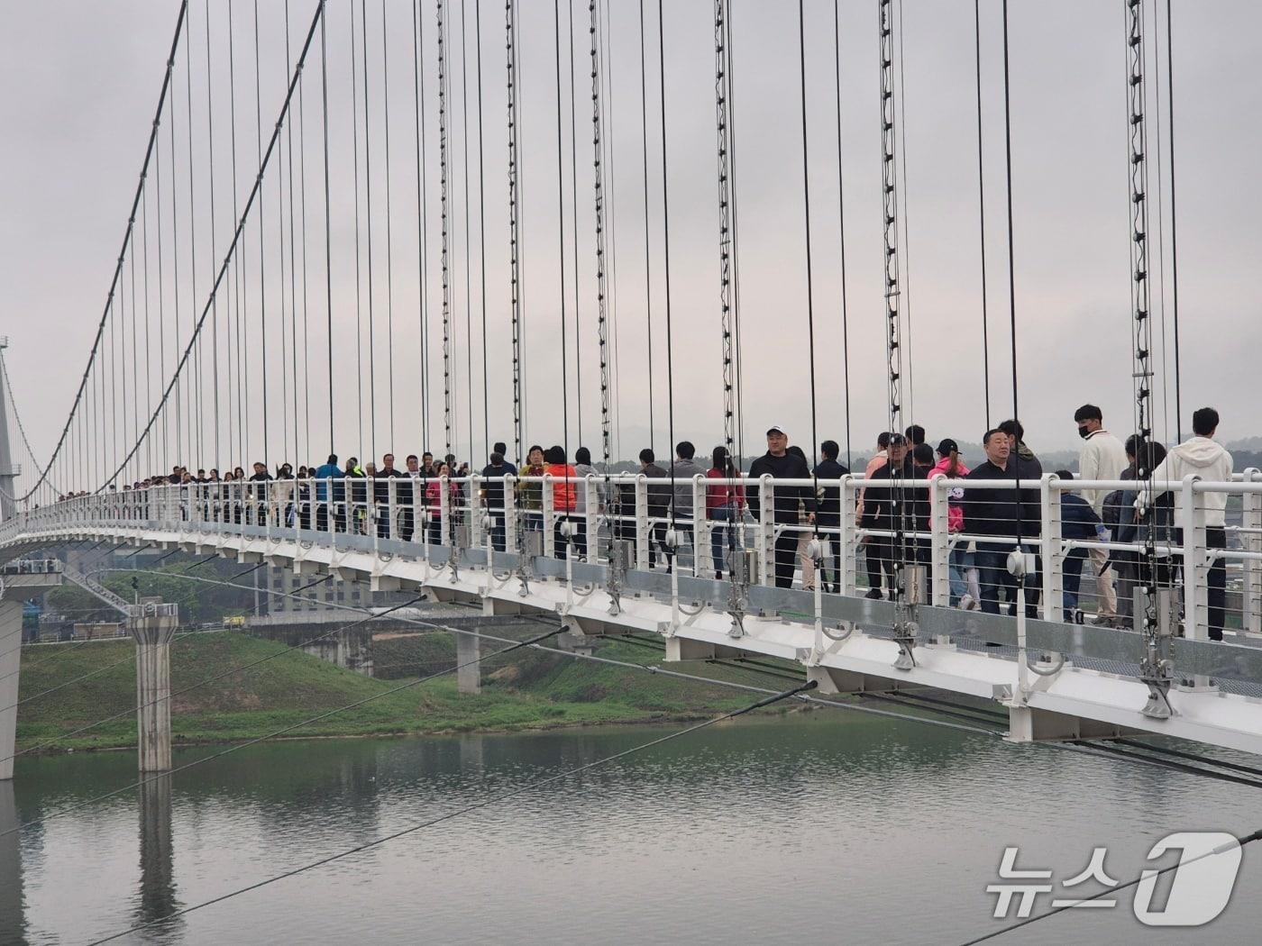 본문 이미지 - 1일 개통한 경기 여주 남한강 출렁다리/뉴스1 양희문 기자