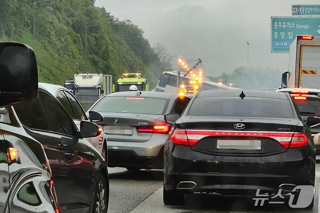 본문 이미지 -  1일 오후 5시 33분쯤 중부내륙고속도로 창원 방향 충주휴게소 인근에서 32인승 버스가 빗길에 미끄러져 중앙분리대를 들이받았다.(독자 제공. 재판매 및 DB금지)/뉴스1