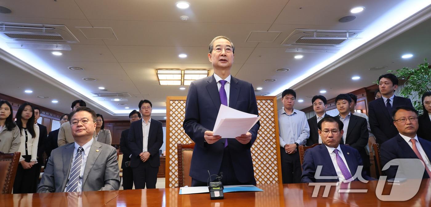 본문 이미지 - 한덕수 대통령 권한대행 국무총리가 1일 오후 서울 종로구 정부서울청사에서 대국민담화를 통해 사퇴를 표명한 뒤 청사 집무실에서 직원들에게 당부의 말을 하고 있다. (총리실 제공, 재판매 및 DB 금지) 2025.5.1/뉴스1 ⓒ News1 임세영 기자