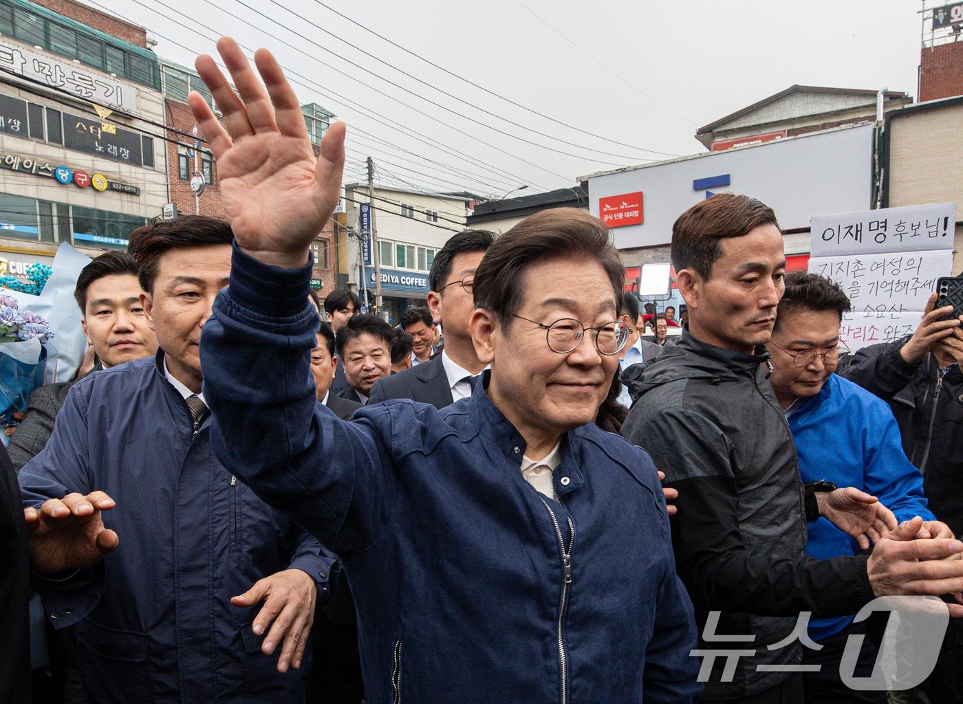 본문 이미지 - 이재명 더불어민주당 대통령 후보가 1일 오후 경기도 연천군 전곡시외터미널 인근을 찾아 시민들을 향해 인사하고 있다. 2025.5.1/뉴스1 ⓒ News1 이재명 기자