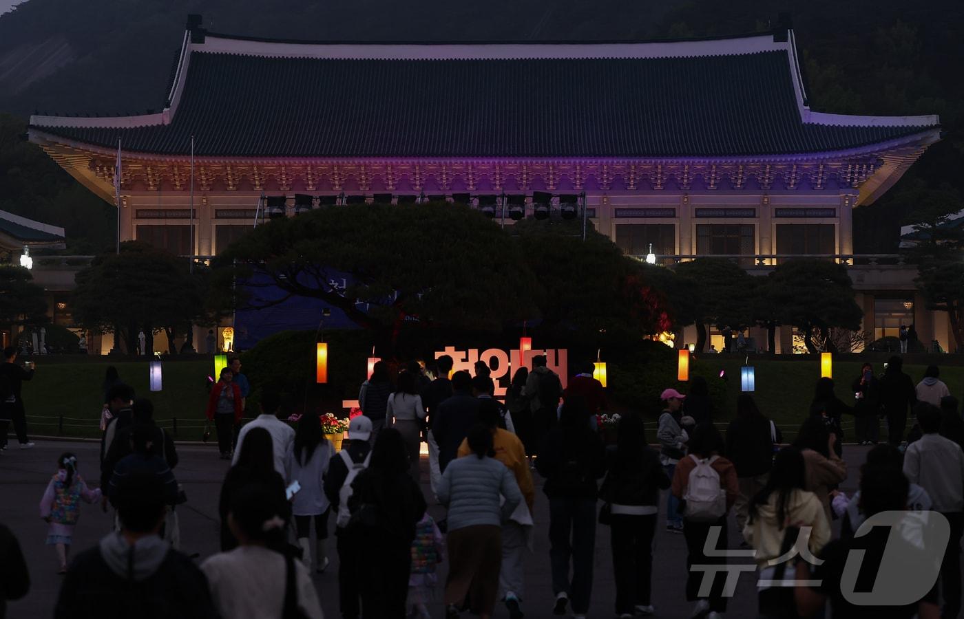 1일 오후 서울 종로구 청와대에서 관람객들이 경내를 살펴보고 있다. 청와대재단은 이날부터 6일까지 청와대 야간 개방 행사 &#39;청와대 밤마실&#39; 진행한다. 2025.5.1/뉴스1 ⓒ News1 김도우 기자