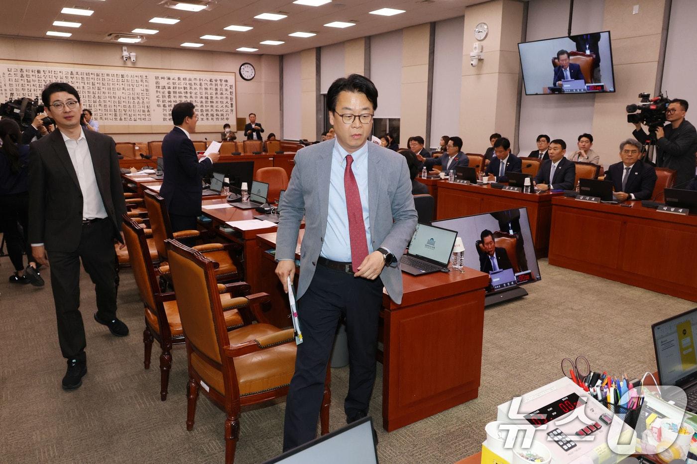 국민의힘 의원들이 1일 오후 서울 여의도 국회에서 열린 법제사법위원회 전체회의에서 최상목 경제부총리 겸 기획재정부장관 탄핵소추사건 조사결과보고서 채택의 건 의결에 반대하며 회의장을 나가고 있다. 2025.5.1/뉴스1 ⓒ News1 이광호 기자