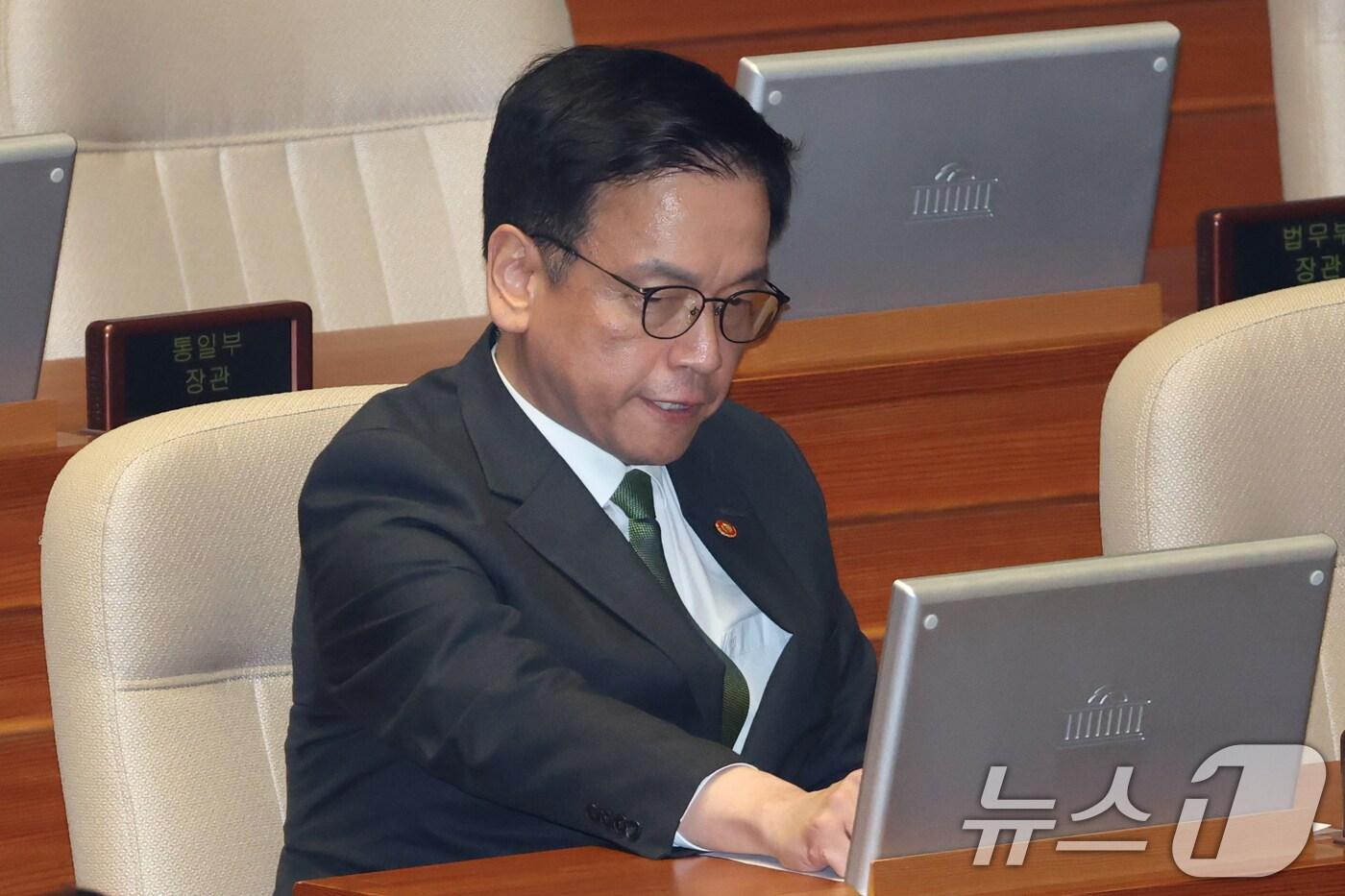 본문 이미지 - 최상목 경제부총리 겸 기획재정부장관이 1일 오후 서울 여의도 국회에서 열린 본회의에 출석해 있다. 2025.5.1/뉴스1 ⓒ News1 이광호 기자